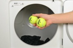 Cadangan suri rumah yang berpengalaman: bagaimana mencuci jaket dengan bola tenis?