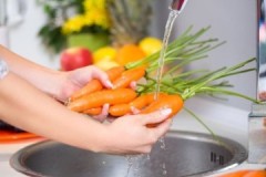 จุดสำคัญในความปลอดภัยของพืชผล: จำเป็นต้องล้างแครอทก่อนเก็บสำหรับฤดูหนาวหรือไม่?