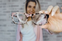 Užitečné tipy, jak odstranit lepidlo z brýlí na brýlích