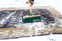Tips van ervaren huisvrouwen om tapijt met sneeuw goed schoon te maken
