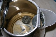 Mga mabisang paraan upang alisin ang sukat sa isang stainless steel kettle sa bahay